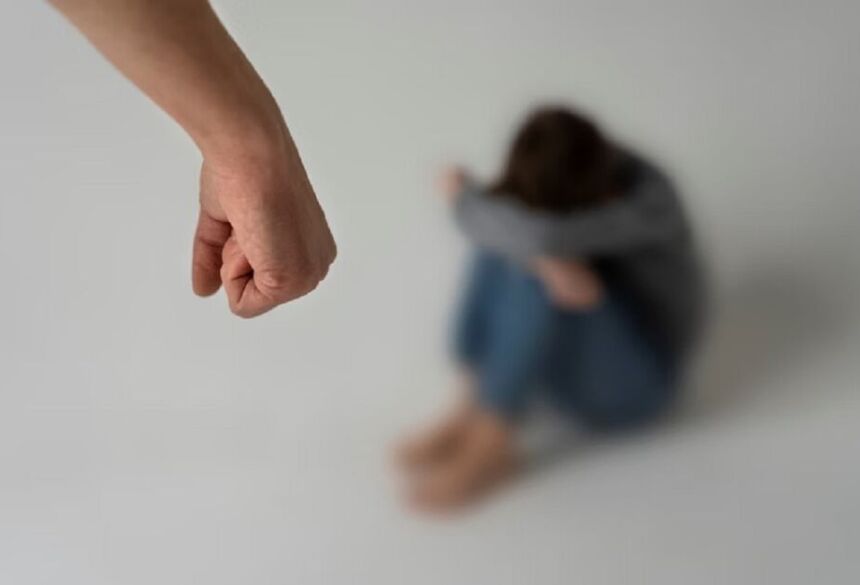 O suspeito foi localizado dentro da residência e, segundo o registro policial, confirmou ter agredido a mulher. Ele foi encaminhado à delegacia sem lesões aparentes