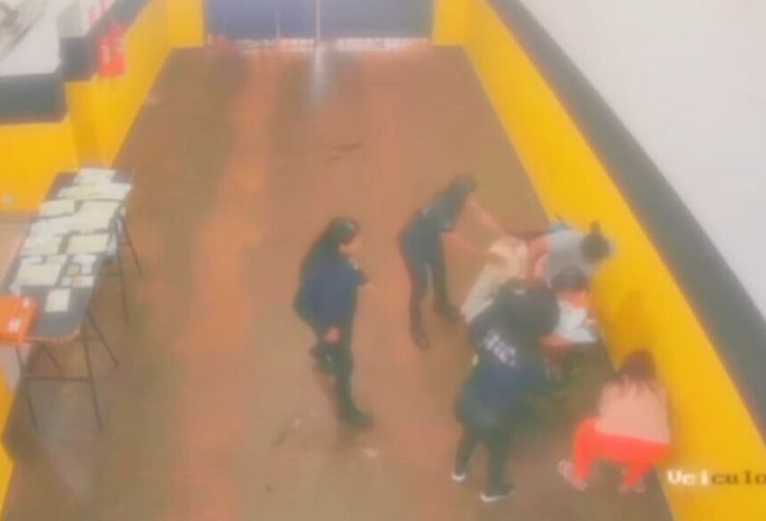 Após o atendimento inicial, mãe e filho foram encaminhados por equipes de socorro para uma unidade hospitalar, onde receberam acompanhamento médico