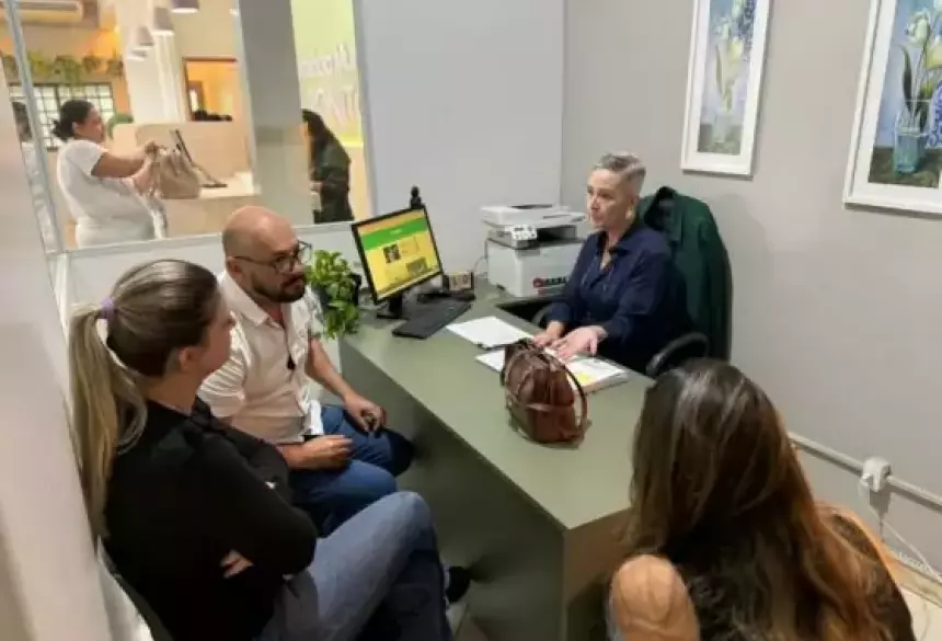 Durante a visita, o grupo conheceu o funcionamento dos setores, a rotina das equipes e as estratégias adotadas pela Secretaria Municipal de Saúde