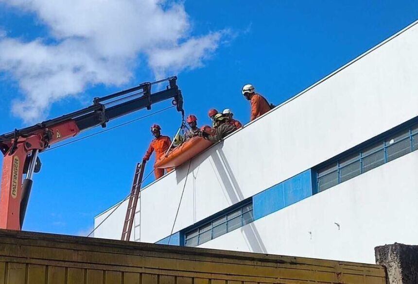 Os colegas de trabalho conseguiram retirar a roupa em chamas e acionaram o Corpo de Bombeiros