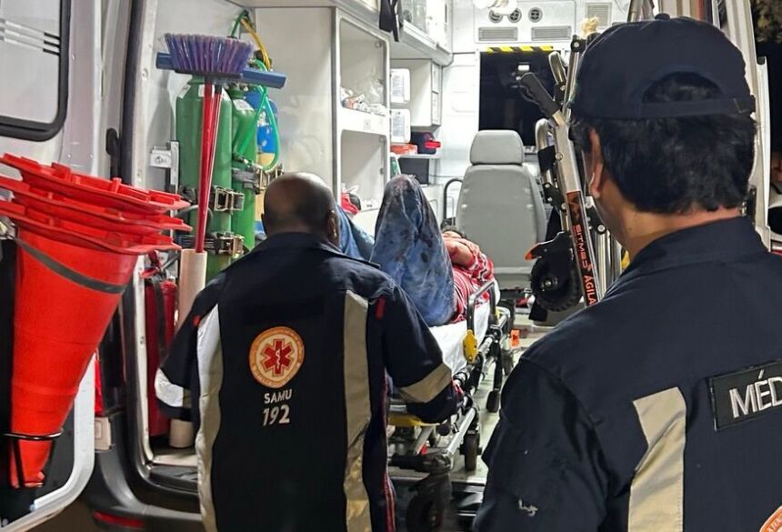 Os moradores relataram que não conheciam a vítima e ficaram assustados ao encontrá-la ferida dentro do imóvel