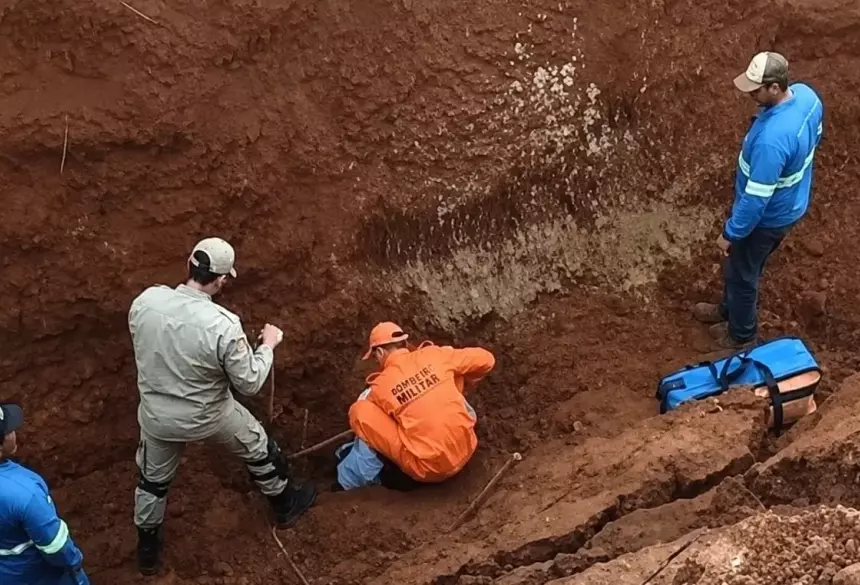 Equipes do Corpo de Bombeiros foram rapidamente acionadas e com a ajuda de moradores conseguiram retirar o trabalhador do local