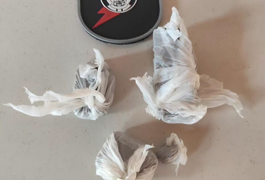 A ocorrência teve início quando os guardas municipais avistaram um grupo de pessoas em frente a um imóvel conhecido por recorrentes