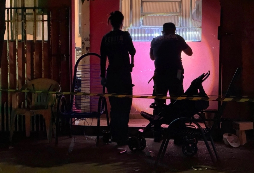 A vítima e a jovem tentaram fugir para a Rua Hebert Bruhmann, que fica próxima ao local, mas foram atingidas pelos tiros