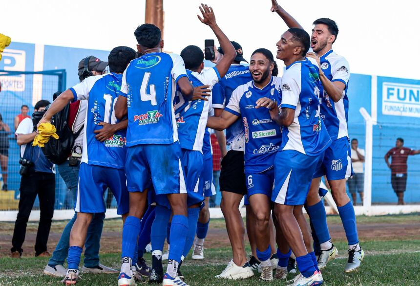 Jogadores do Aquidauanense comemoram acesso e título após a vitória em Campo Grande (Foto: Rodrigo Moreira/@rmp.fotografia)