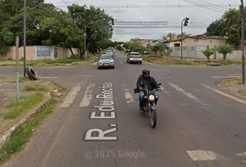 O homem passou a ofender a filha com xingamentos e a acusá-la de manter relações sexuais com o motociclista