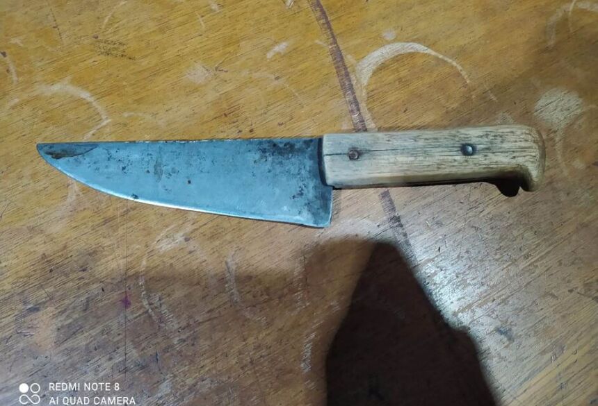 Durante a briga, a suspeita teria desferido um golpe de faca no lado direito do tórax da jovem