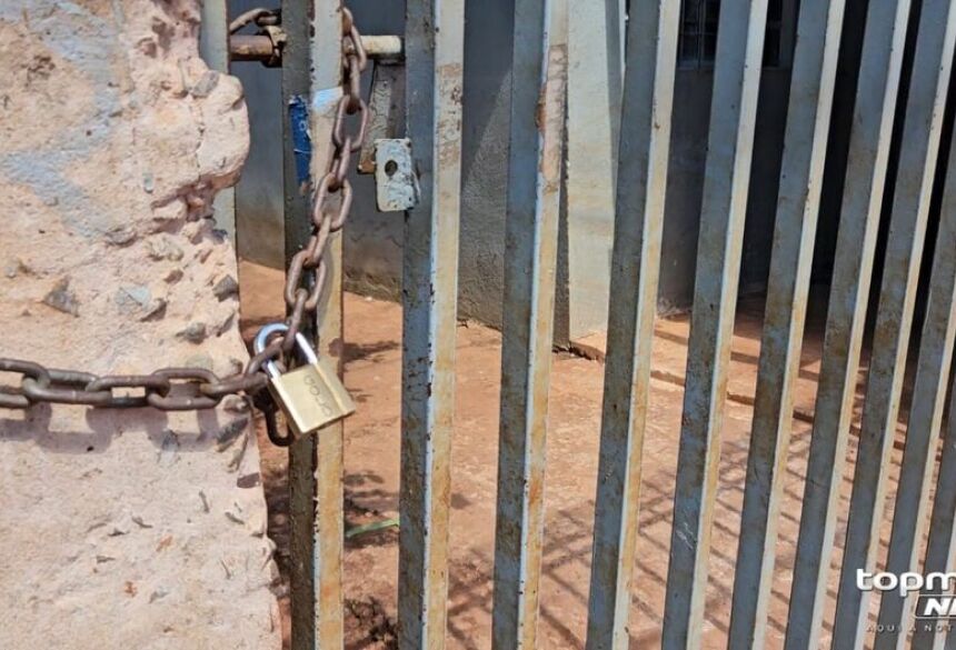 A mulher teria passado a golpear o portão da casa, causando pequenas avarias. Em seguida, arremessou uma pedra contra uma porta de vidro