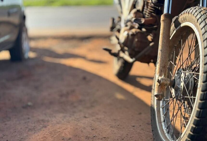 Os homens teriam empurrado a mulher do veículo para conseguir levá-lo, e fugiram logo após tomarem posse da motocicleta