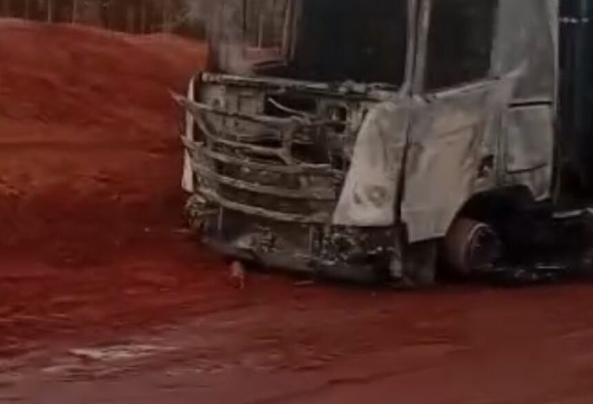 O fogo não se alastrou para o restante do caminhão devido à ação do condutor