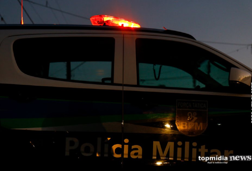 Ela relatou aos policiais que o casal havia retornado de um local onde assistia a uma partida do Brasil quando o marido passou a agir de forma agressiva