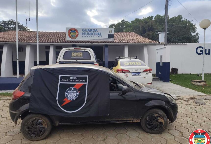Após consulta aos sistemas policiais, foi confirmada a restrição por furto do veículo