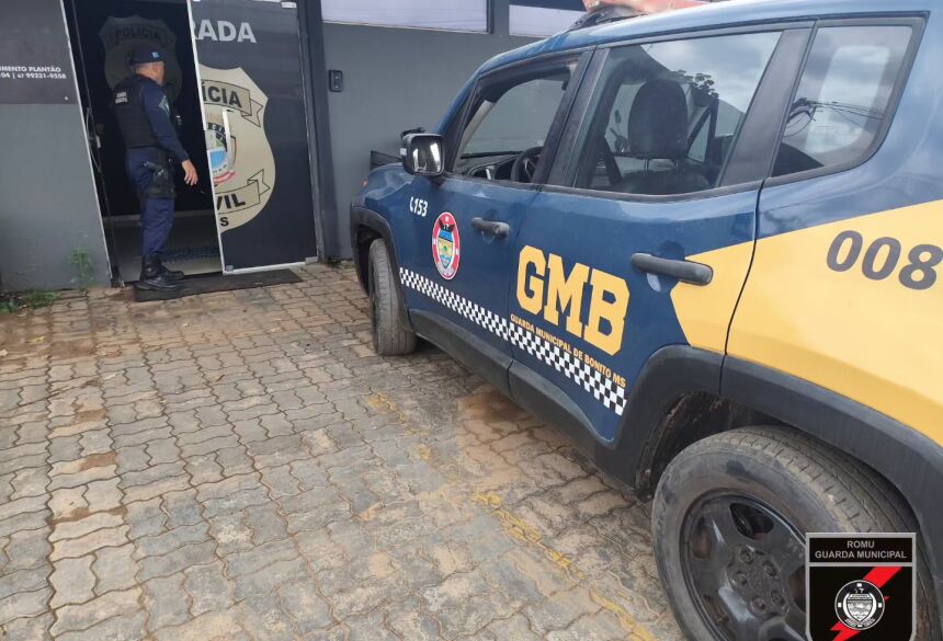 A equipe realizava patrulhamento pela Rua Maria Olímpia quando percebeu que um indivíduo demonstrou comportamento suspeito ao notar a aproximação da viatura