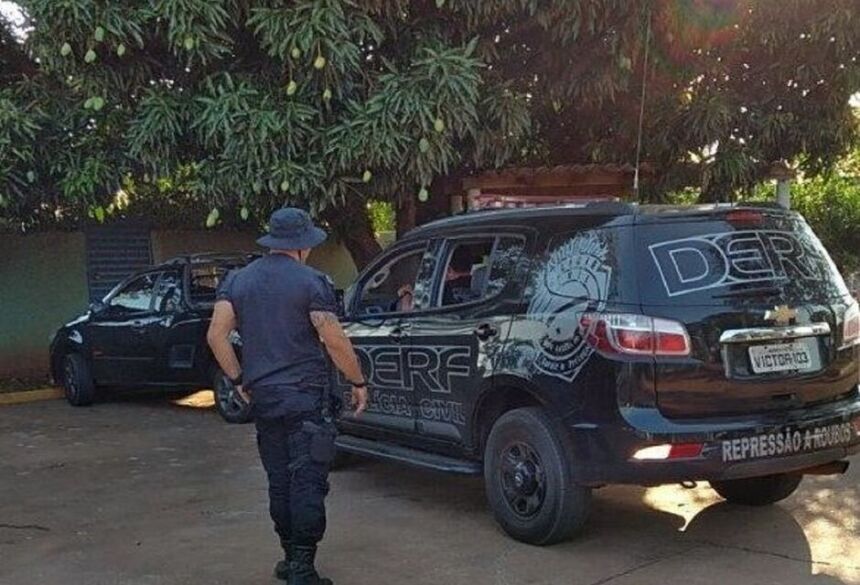 Os policiais passaram a acompanhar uma entrega e abordaram um veículo usado no transporte das mercadorias