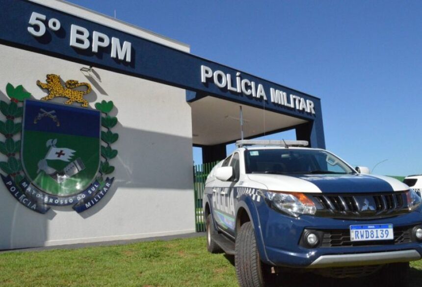 O homem teria então avançado contra a casa e quebrado o vidro da janela do quarto em que a mãe se encontrava