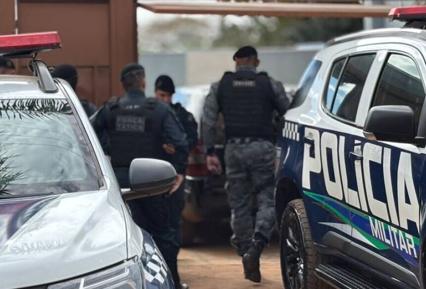 O homem teria sacado uma arma de fogo e realizado disparos contra a vítima, que tentou fugir