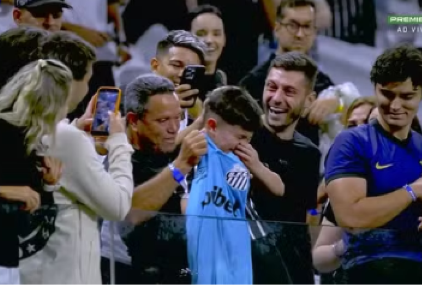 Garoto corintiano se emociona ao receber camisa do Santos  Foto: Reprodução