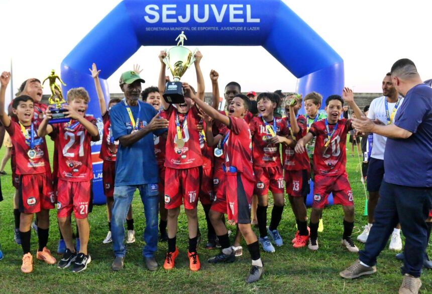 Jogadores do Pinheiro comemoram o título conquistado em Três Lagoas e vaga na fase final, em Maracaju (Foto: Maria Clara de Souza Alcamim/@Inspirações_273)
