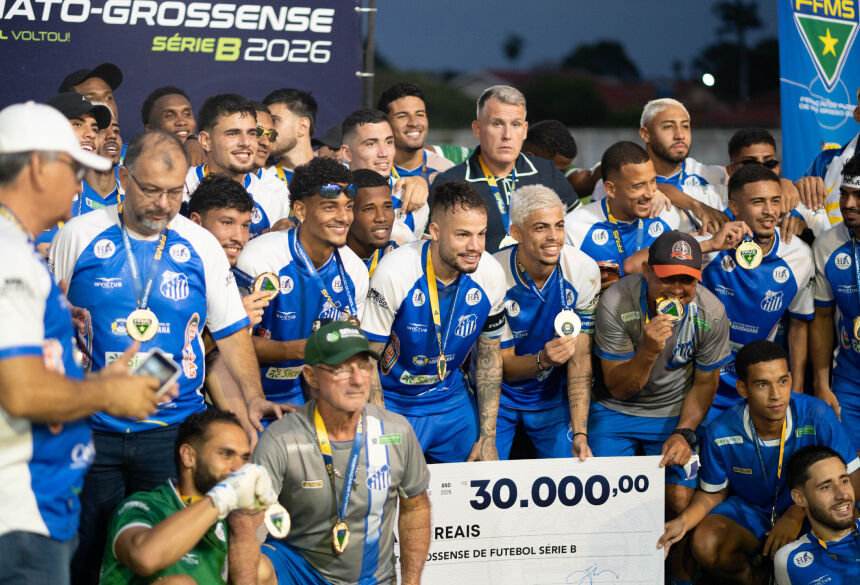 Equipe campeã, Aquidauanense com o cheque simbólico da premiação, parceria entre FFMS e A3DG (Foto: Vinícius Eduardo/@eduardofotoms)