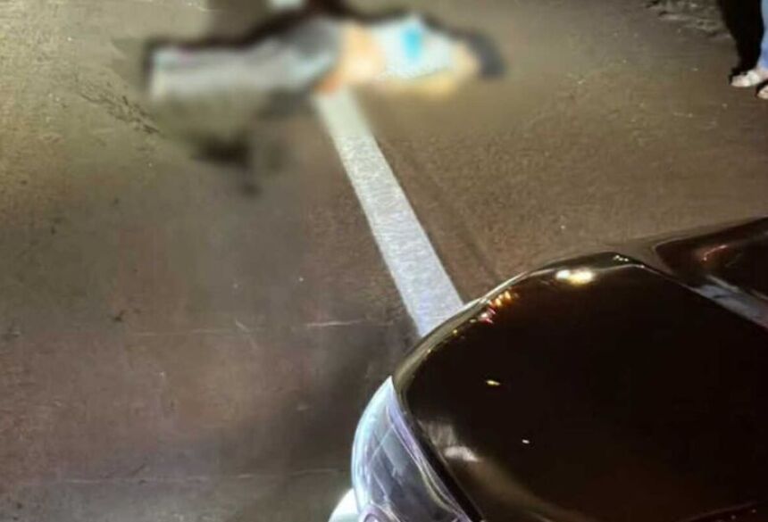 Durante o trajeto, ela foi atingida pela carreta e morreu no local