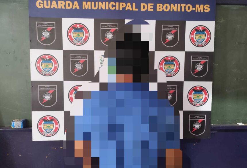 O homem foi detido e encaminhado ao Quartel da Guarda Municipal para a confecção do Termo de Captura