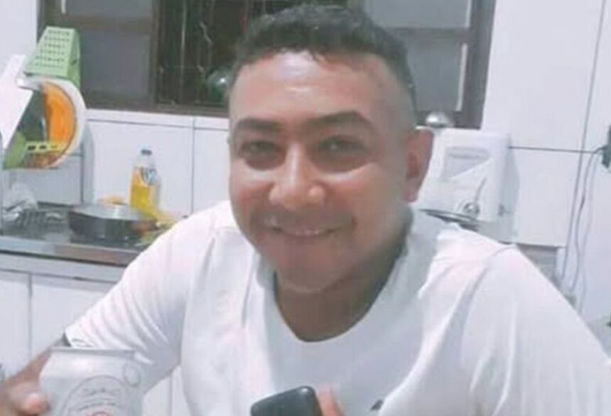O homem afirmou à polícia que ele e o irmão apresentam muitas semelhanças físicas e que, por a vítima estar de costas para a rua