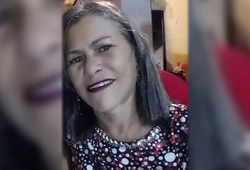 Fátima foi encontrada imóvel sobre um sofá, na parte da frente da residência