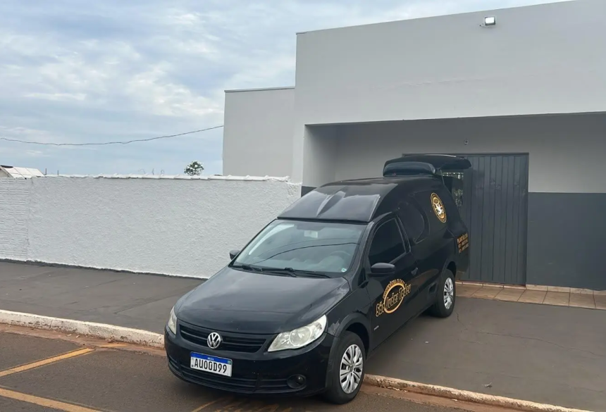 O condutor estaria apresentando comportamento agressivo após as colisões e teria tentado deixar o local com o carro