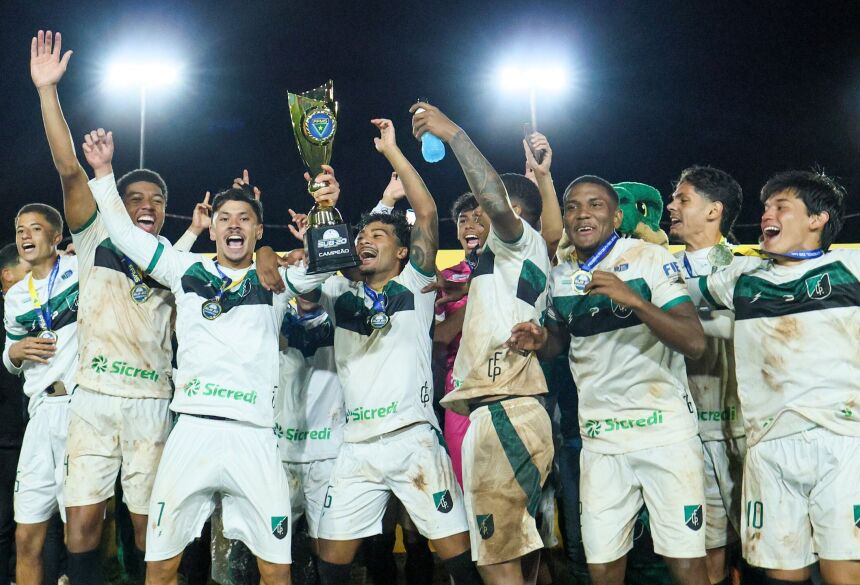 Jogadores do Pantanal levantam a taça, comemoram título estadual e vaga na Copa do Brasil