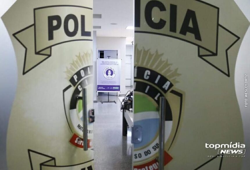Populares que estavam no local ajudaram a conter o suspeito até a chegada dos investigadores