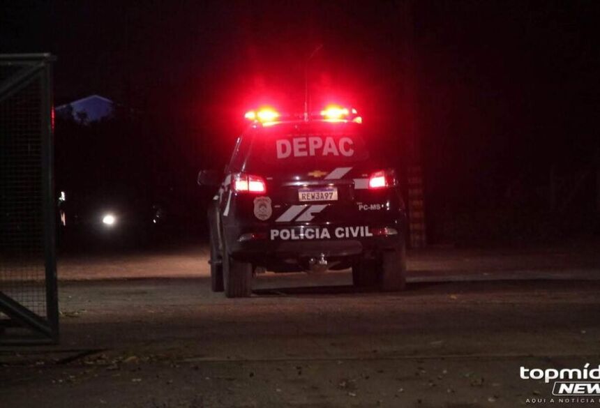 O homem portava uma barra de ferro e a vítima empunhava duas facas. Ao chegarem no local, não encontraram ninguém no imóvel