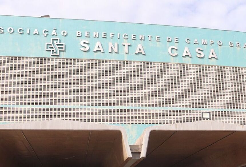 A vítima chegou ao Pronto-Socorro da Santa Casa a pé e acompanhada da companheira