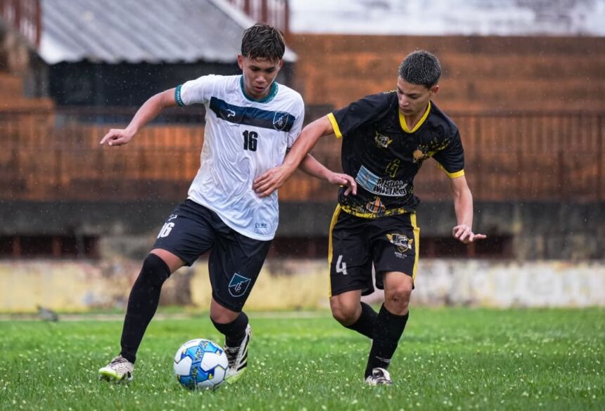 Apesar da chuva, Ubiratan e Pantanal fizeram bom jogo no Douradão neste domingo (Foto: Mari Nakano/@berton_shots_jpn)