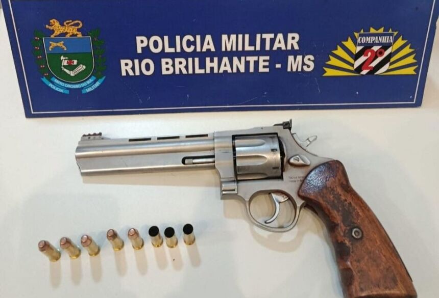 Ele indicou aos militares onde havia deixado a arma, em sua residência, no distrito de Prudêncio Thomaz