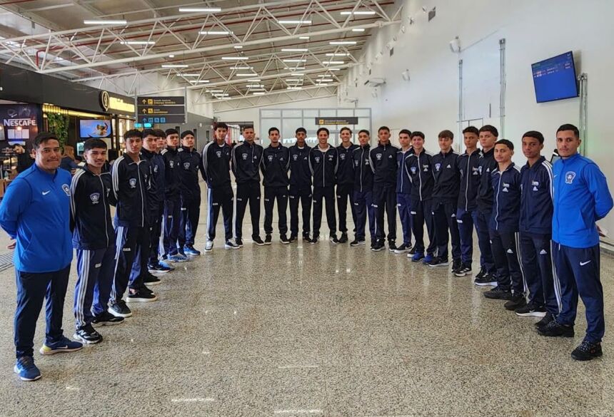 Delegação do Grêmio Santo Antônio no Aeroporto Internacional de Campo Grande, antes do embarque para São Paulo (Foto: Regina Caneppele)