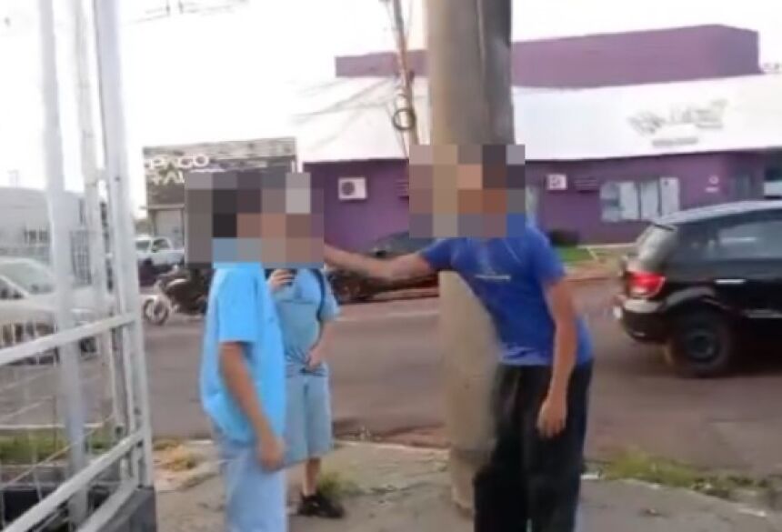 O vídeo mostra quando o adolescente é atingido com uma faca pelo colega na perna e no abdômen
