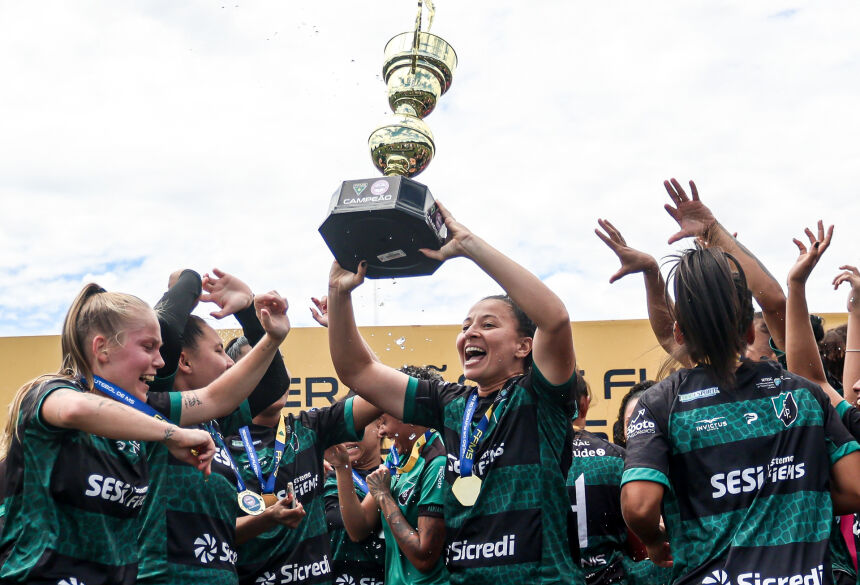 Jogadoras do Pantanal comemoram a segunda conquista seguida do Estadual Feminino (Foto: Rodrigo Moreira/@rmp.fotografia)