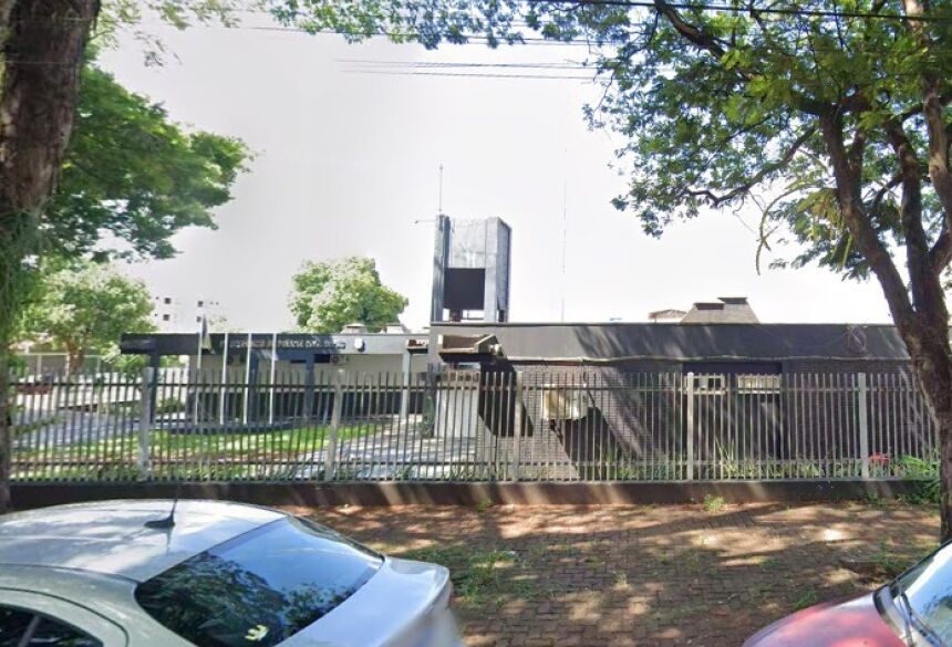 A primeira suspeita terá deixado o local realizando ameaças contra a vítima.A jovem de 18 anos apresentava lesões visíveis após as agressões