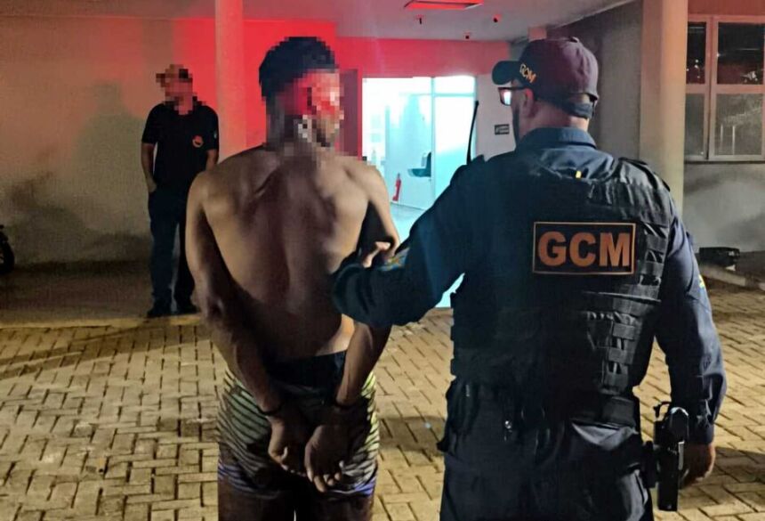 O suspeito foi detido e encaminhado à delegacia