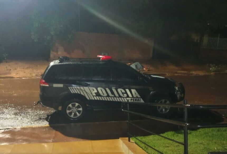 Uma equipe da Polícia Militar se deslocou ao local e realizou a abordagem ao homem