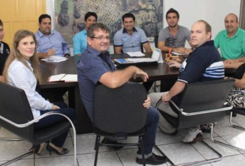 Proprietários de balneários e o prefeito Leleco - FOTO: PAULO DE LIMA