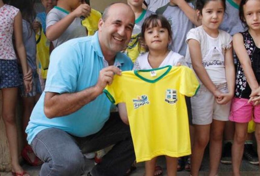 Leleco entrega uniformes na Escola João Alves da Nóbrega