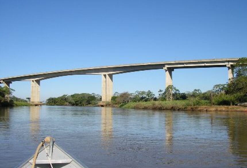 Ponte sobre o Rio Amambai MS (Foto: Panoramio)