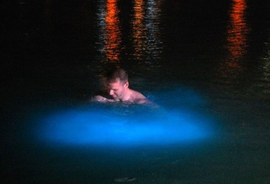 Homem na lagoa de Glistening Waters, na Jamaica (Foto: Divulgação/Turismo Jamaica)