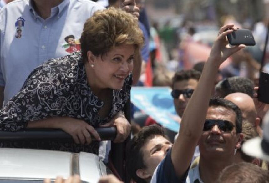 Dilma durante campanha (Foto: AP)