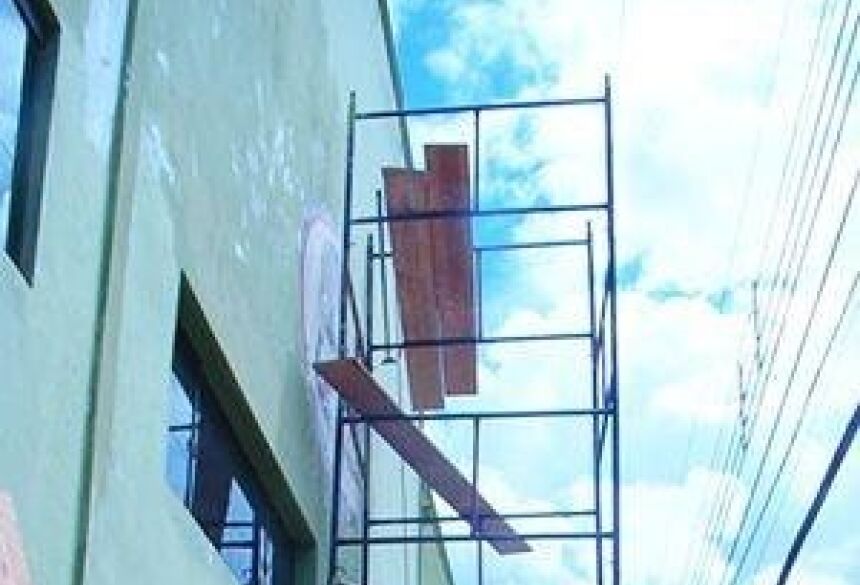 (Foto: Caarapó News) O pintor encostou nos fios de alta tensão e caiu de uma altura de aproximadamente 6 metros