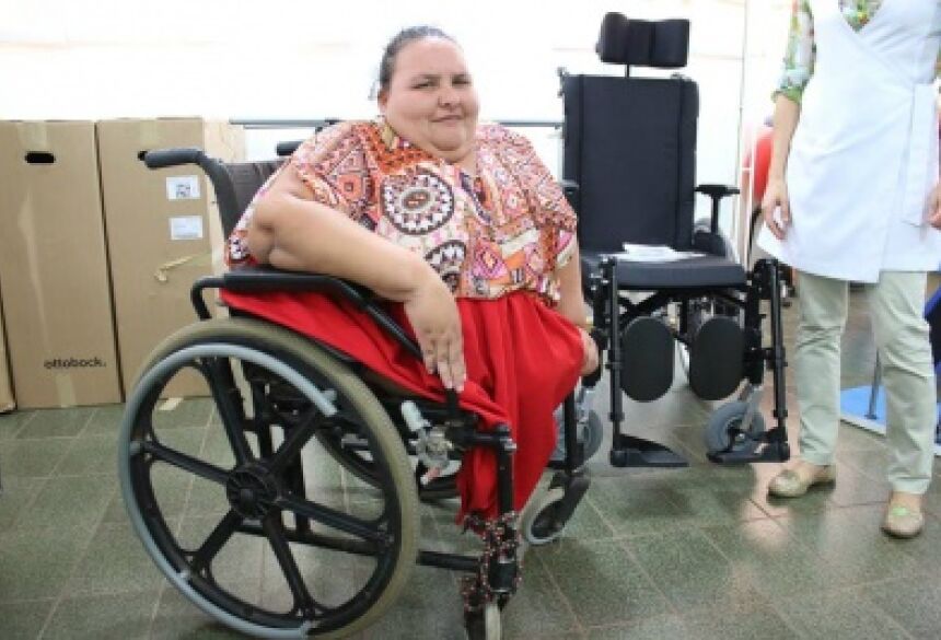 Rosa recebe uma cadeira de rodas nova do município - Foto: Assessoria