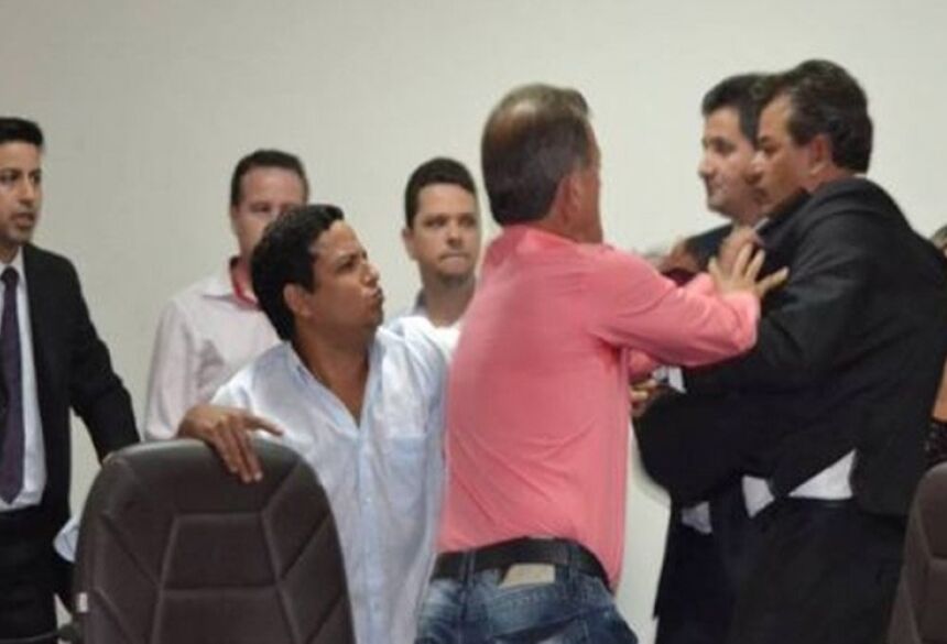 Vereador Nego da Acamar partiu para cima do Vereador eleito presidente Hélio Albarello (Foto: Reprodução Facebook)