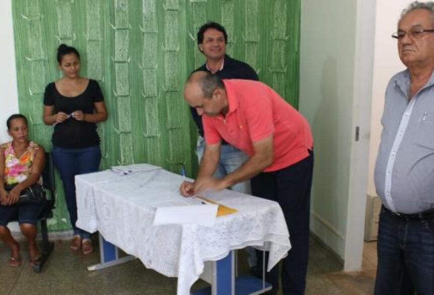 Prefeito Leleco durante assinatura do repasse para o Hospital - FOTO: MULTI-FREQUÊNCIA