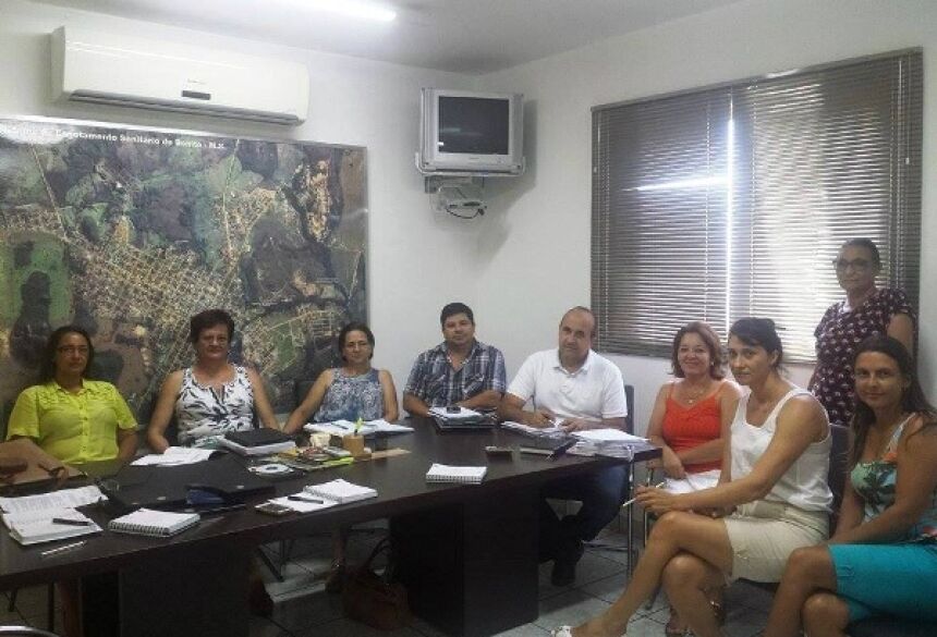 Reunião realizada na tarde de ontem na Prefeitura Municipal com representantes do Simted (Crédito: Naiane Mesquita)